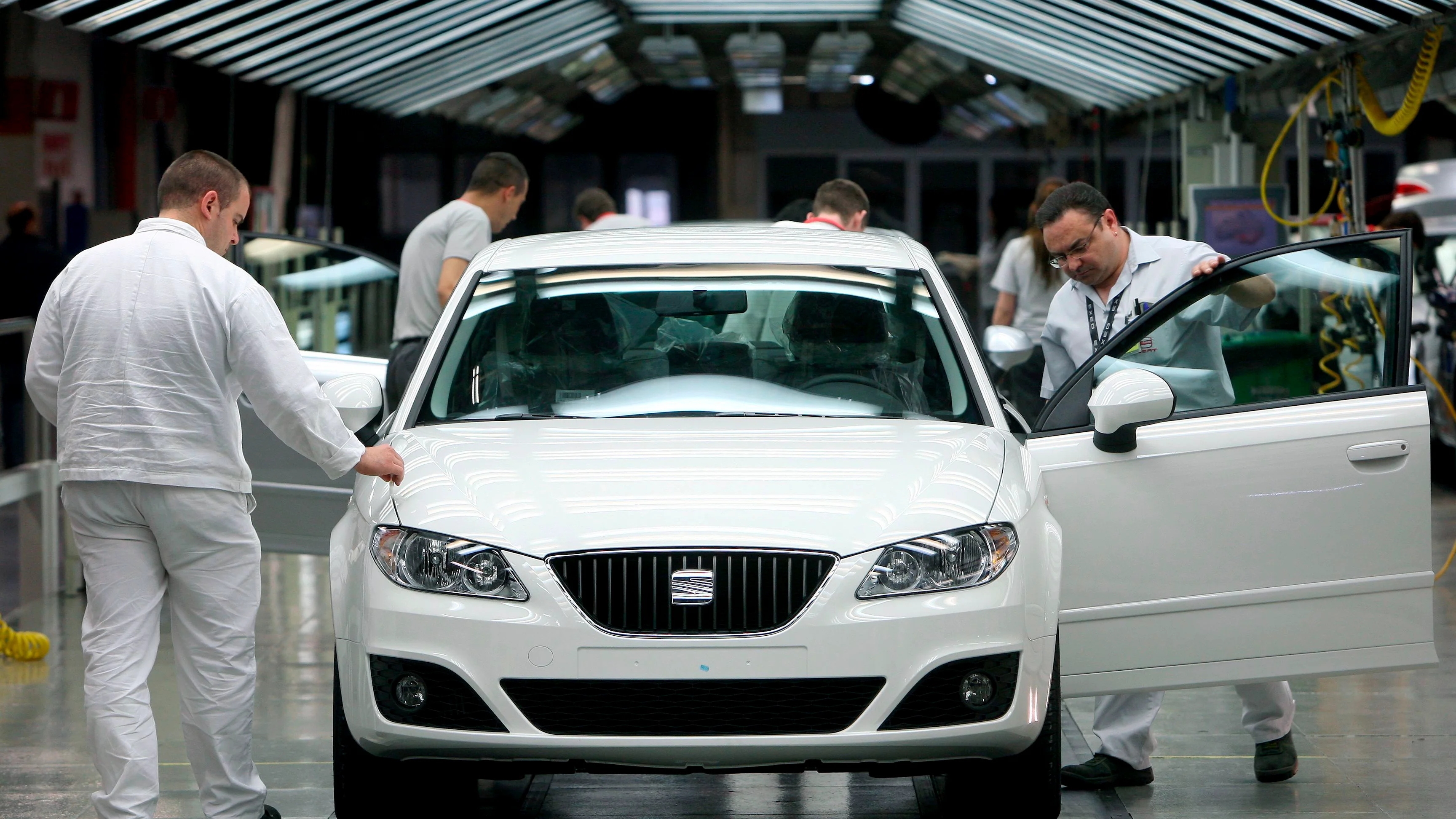 Varios operarios de la factoría automovilística Seat trabajan en la cadena de montaje. 