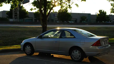 Coche expuesto al sol y al calor Permanecer durante mucho tiempo dentro de un coche aparcado en verano puede provocar un golpe de calor