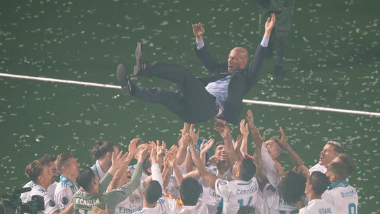 Zidane, manteado por sus jugadores Zidane, manteado por sus jugadores