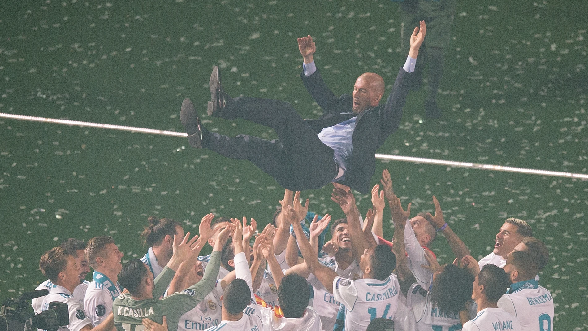 Zidane, manteado por sus jugadores