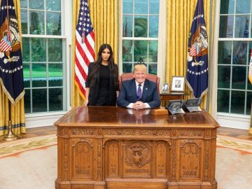 Kim Kardashian en el despacho oval de la Casa Blanca Kim Kardashian en el despacho oval de la Casa Blanca