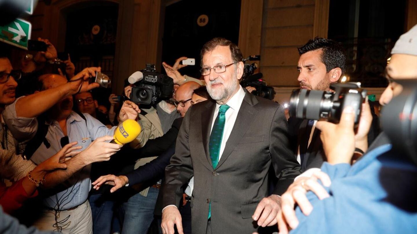 Rajoy deja el restaurante en el que se ha 'atrincherado' durante m&aacute;s de ocho horas