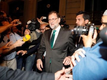 Rajoy deja el restaurante en el que se ha 'atrincherado' durante más de ocho horas Rajoy deja el restaurante en el que se ha 'atrincherado' durante más de ocho horas