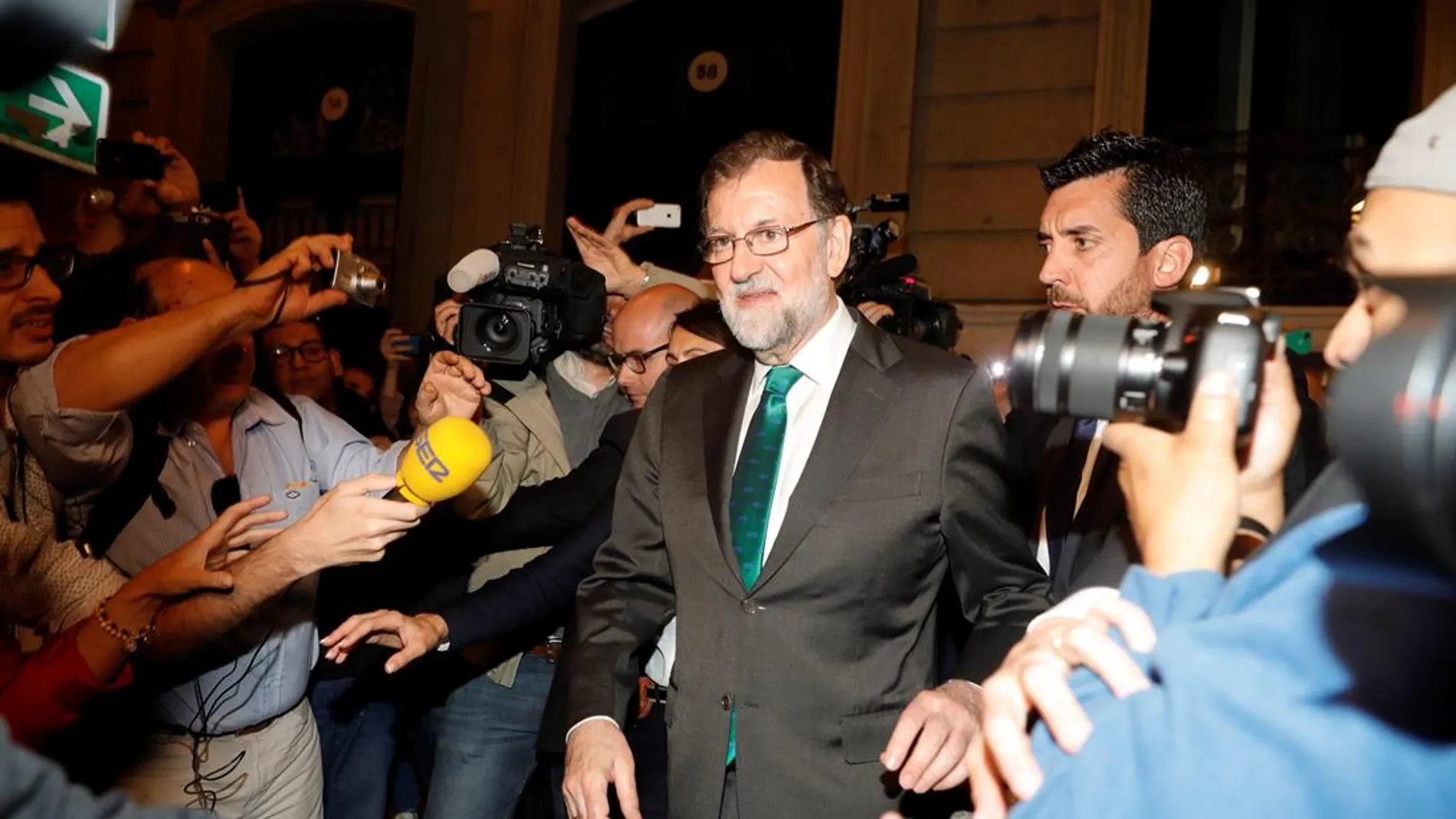 Rajoy deja el restaurante en el que se ha 'atrincherado' durante más de ocho horas