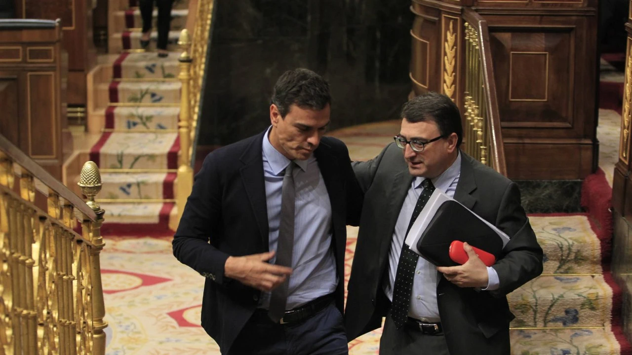 Aitor Esteban junto a Pedro Sánchez en el debate de la moción de censura