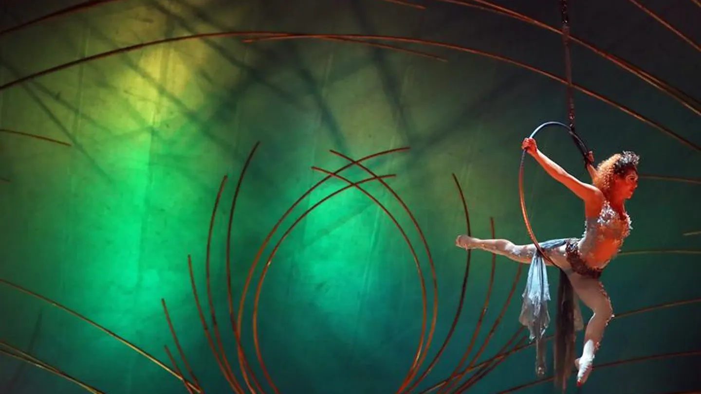 Espectáculo de Cirque du Soleil (Archivo) Artistas de la compañía canadiense Cirque du Soleil, se presentan con "Amaluna", un espectáculo en el que las mujeres son el "centro" de la historia y cuyo elenco es en su mayoría femenino en Santiago de Chile (Chile).
