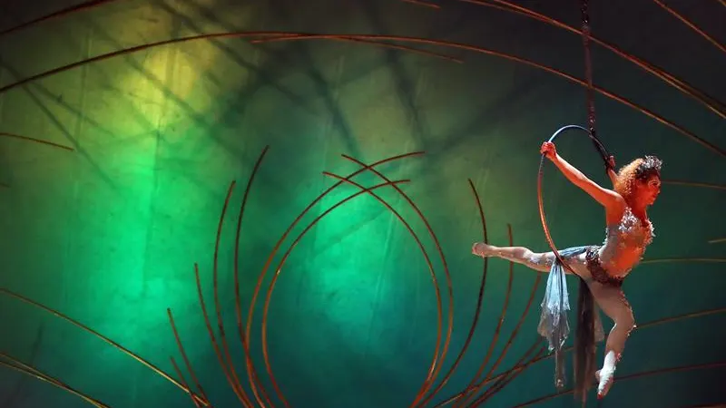 Artistas de la compañía canadiense Cirque du Soleil, se presentan con "Amaluna", un espectáculo en el que las mujeres son el "centro" de la historia y cuyo elenco es en su mayoría femenino en Santiago de Chile (Chile). 