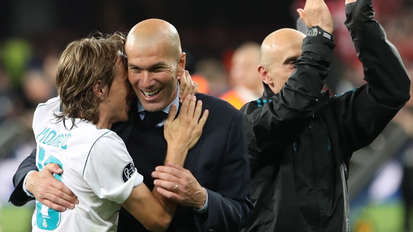 Zidane abraza a Modric tras ganar la Champions