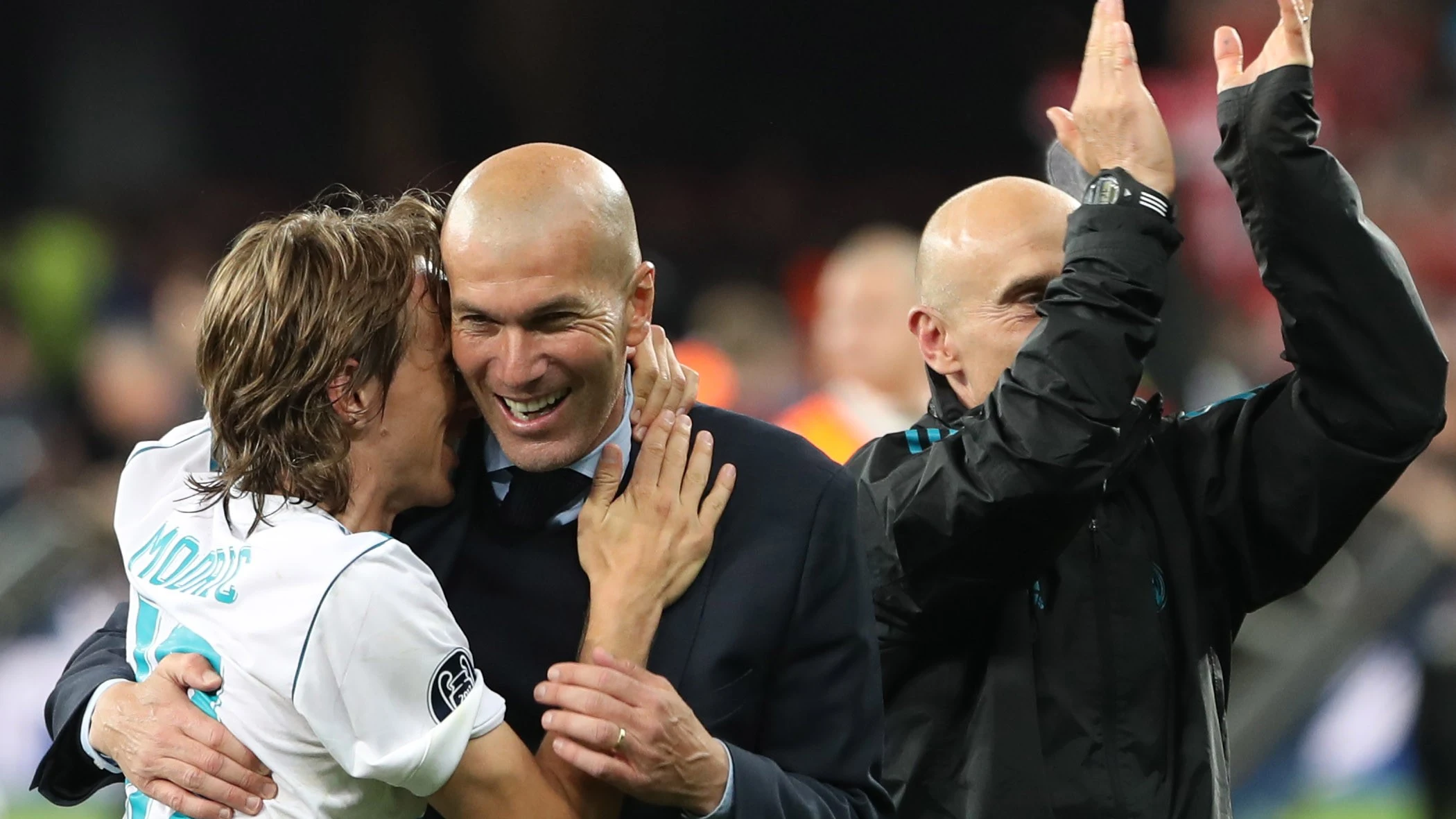 Zidane abraza a Modric tras ganar la Champions