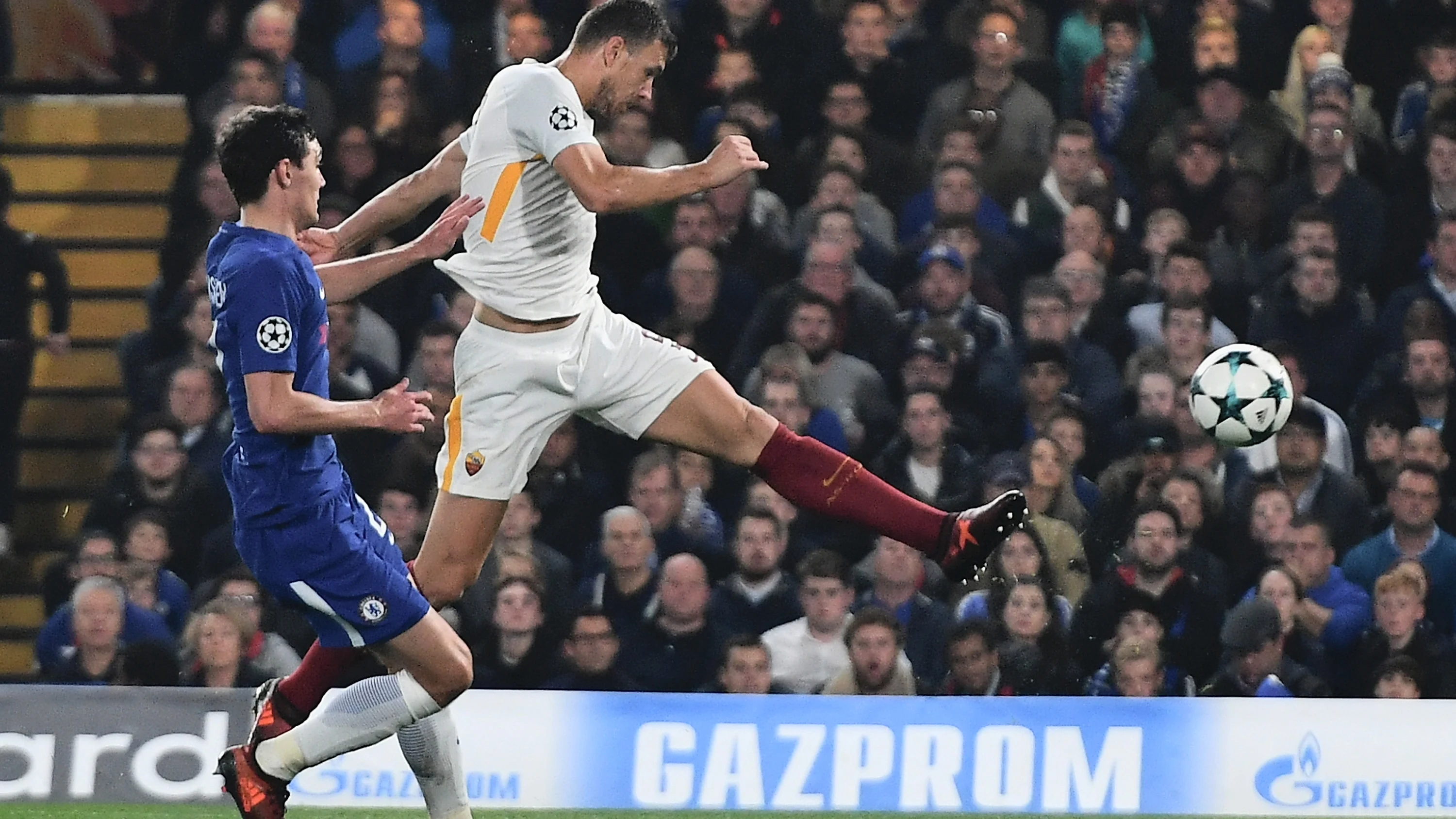 Dzeko y su espectacular remate contra el Chelsea