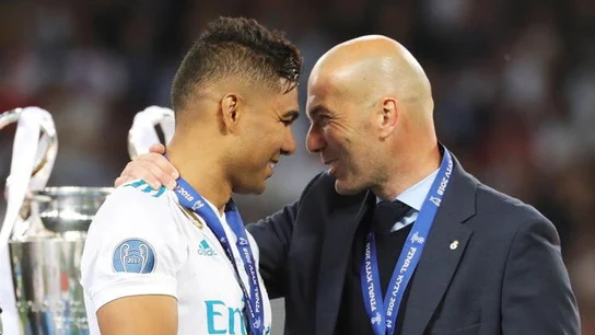 Casemiro y Zidane se saludan tras ganar la Champions Casemiro y Zidane se saludan tras ganar la Champions