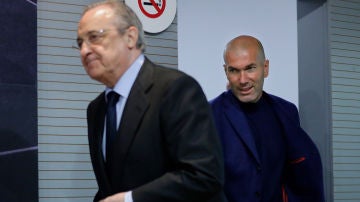Zidane entra en la sala de prensa con Florentino Pérez