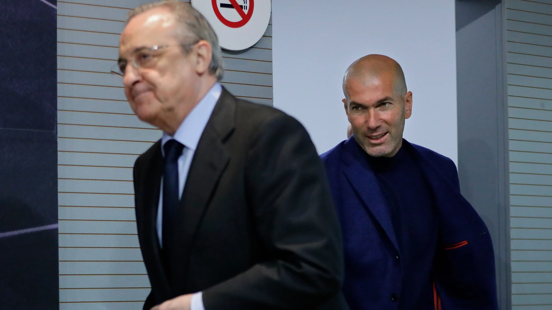 Zidane entra en la sala de prensa con Florentino Pérez