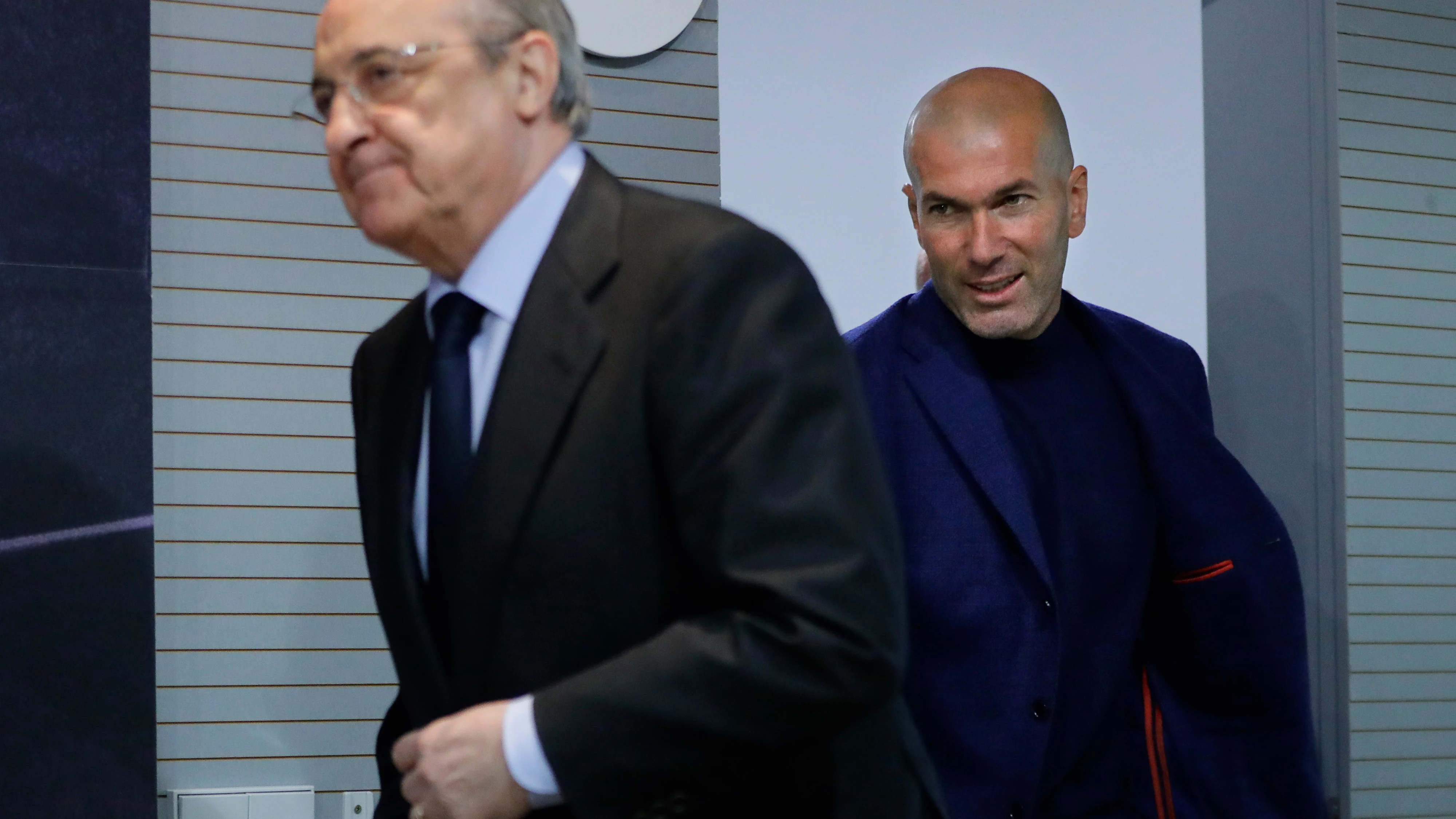 Zidane entra en la sala de prensa con Florentino Pérez