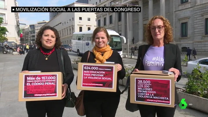 Violencia machista, regeneración democrática… con todas las miradas puestas en el Congreso, colectivos sociales aprovechan para llevar sus reivindicaciones a las puertas del Congreso