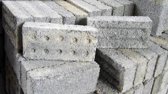 Ladrillos hechos a base de pl&aacute;stico reciclado