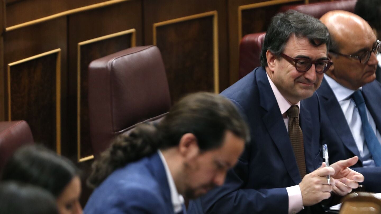 El portavoz del PNV Aitor Esteban sigue el pleno del Congreso