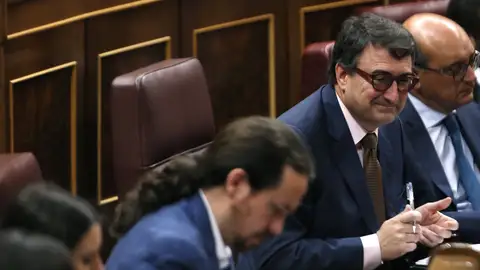 El portavoz del PNV Aitor Esteban sigue el pleno del Congreso El portavoz del PNV Aitor Esteban sigue el pleno del Congreso