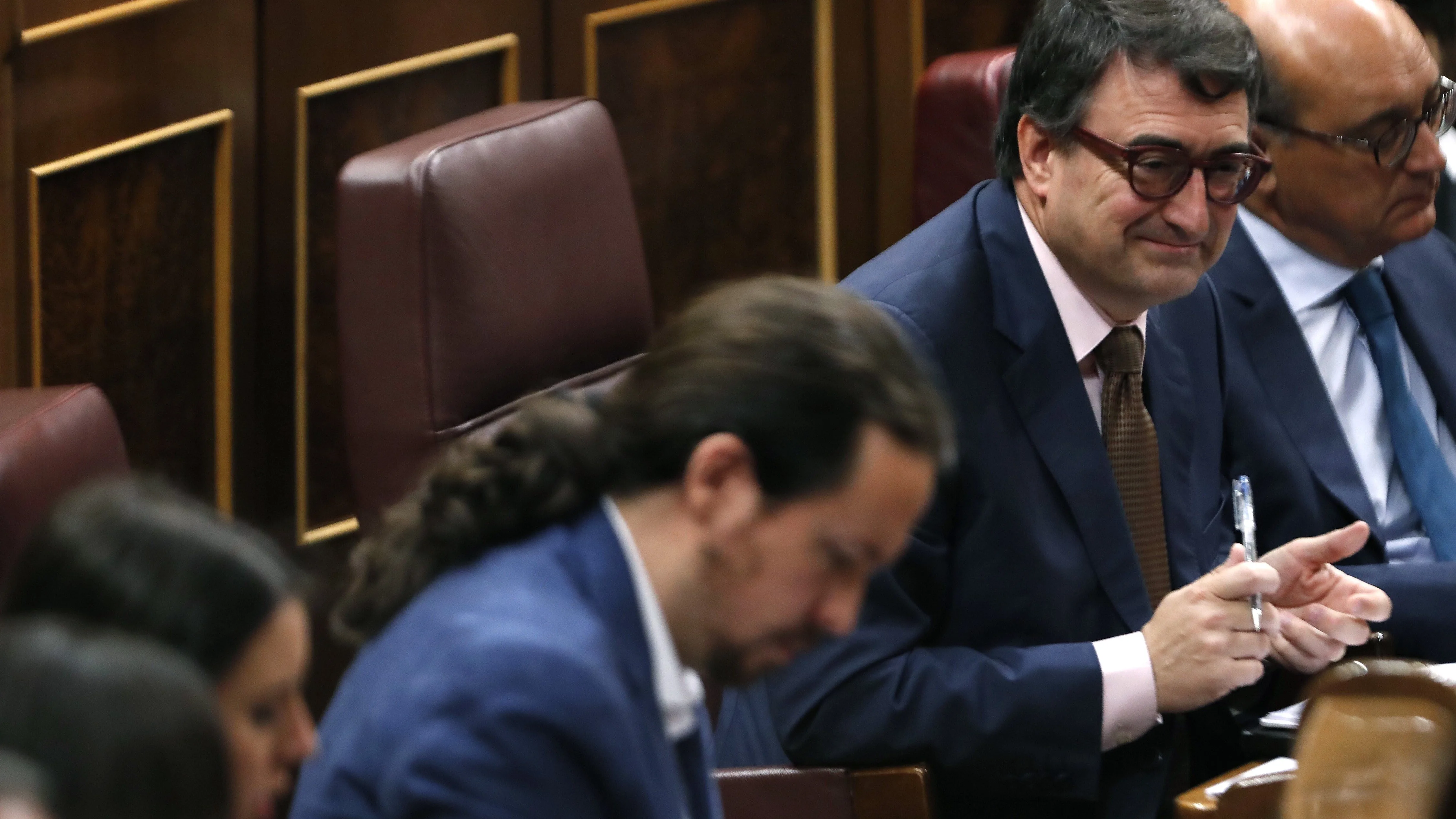 El portavoz del PNV Aitor Esteban sigue el pleno del Congreso