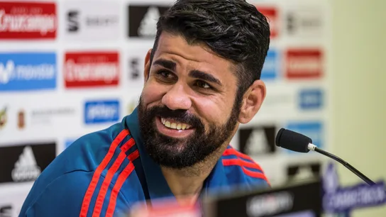 Diego Costa sonríe en rueda de prensa Diego Costa sonríe en rueda de prensa
