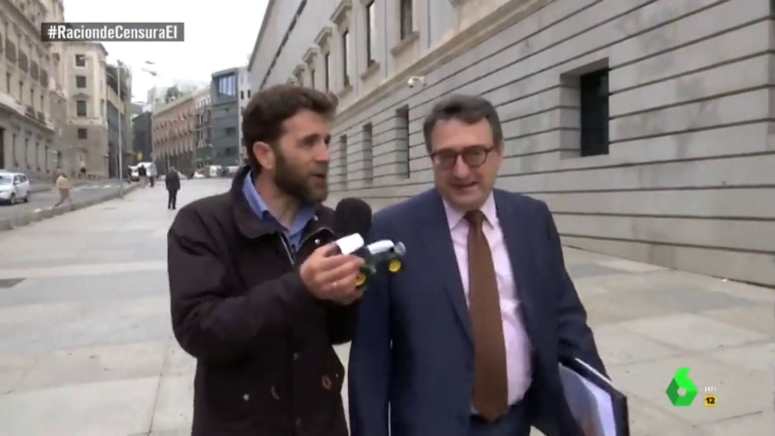 Desde un tractor, a un txacol&iacute; de Getaria: la 'artiller&iacute;a' de Gonzo para conocer la decisi&oacute;n de Aitor Esteban (PNV) en la moci&oacute;n de censura a Rajoy