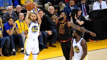 Curry lanza un triple ante la defensa de LeBron James