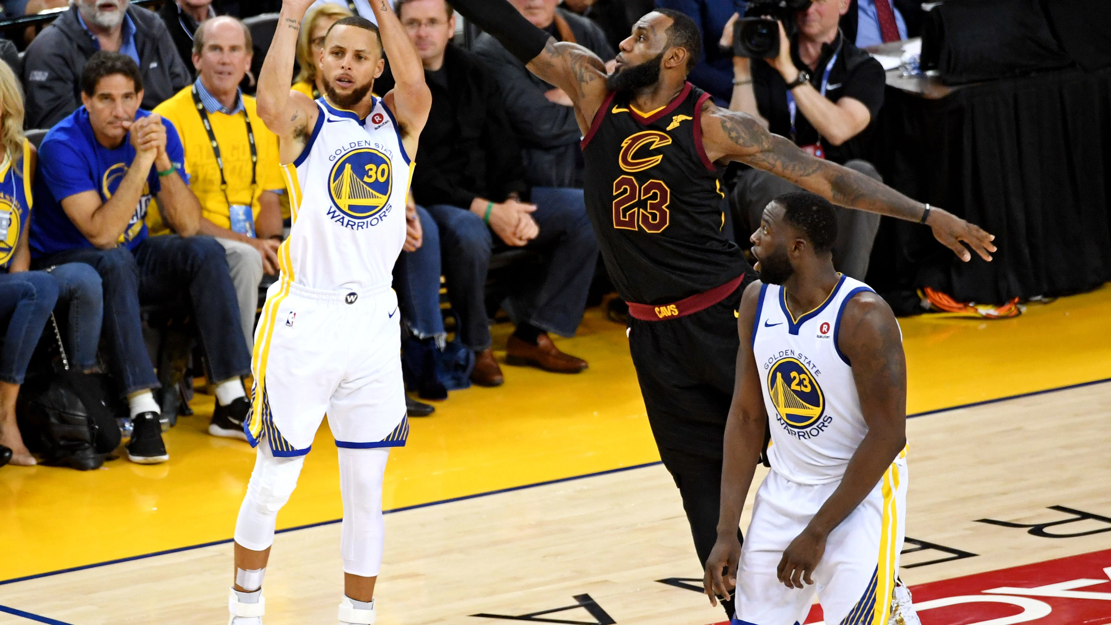 Curry lanza un triple ante la defensa de LeBron James