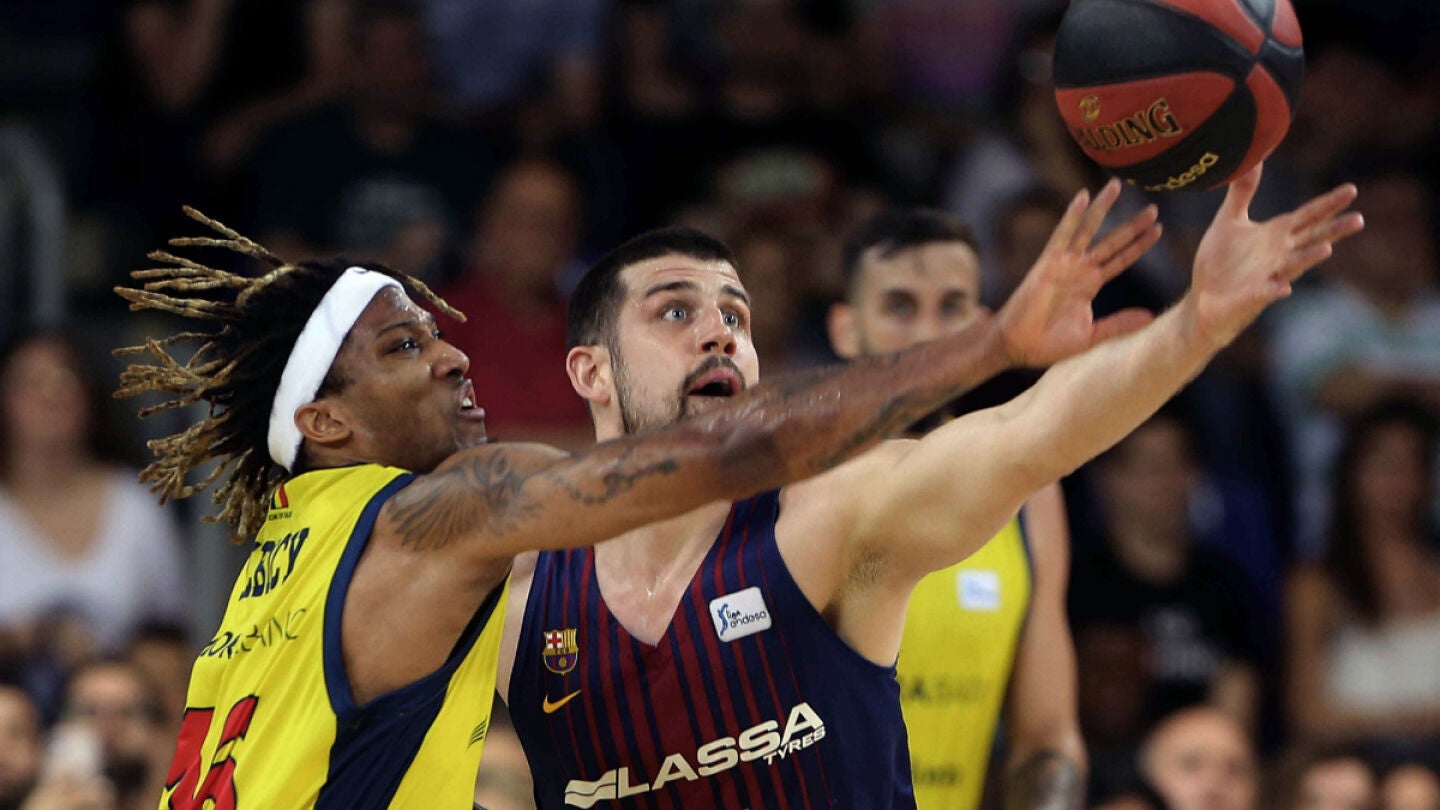 Albicy y Moerman pujan por un bal&oacute;n