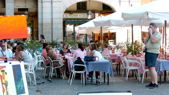 Imagen de archivo de varios turistas en una terraza de la Plaza Mayor en Madrid. Imagen de archivo de varios turistas en una terraza de la Plaza Mayor en Madrid.