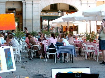 Imagen de archivo de varios turistas en una terraza de la Plaza Mayor en Madrid. Imagen de archivo de varios turistas en una terraza de la Plaza Mayor en Madrid.