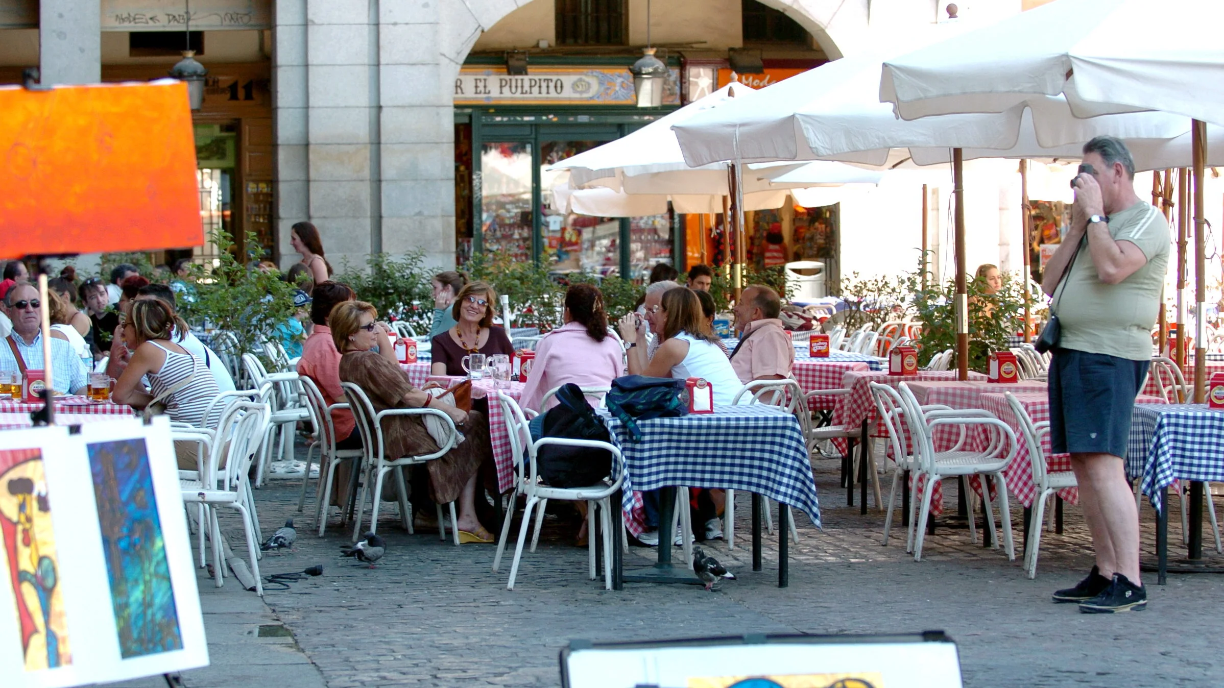 Imagen de archivo de varios turistas en una terraza de la Plaza Mayor en Madrid.