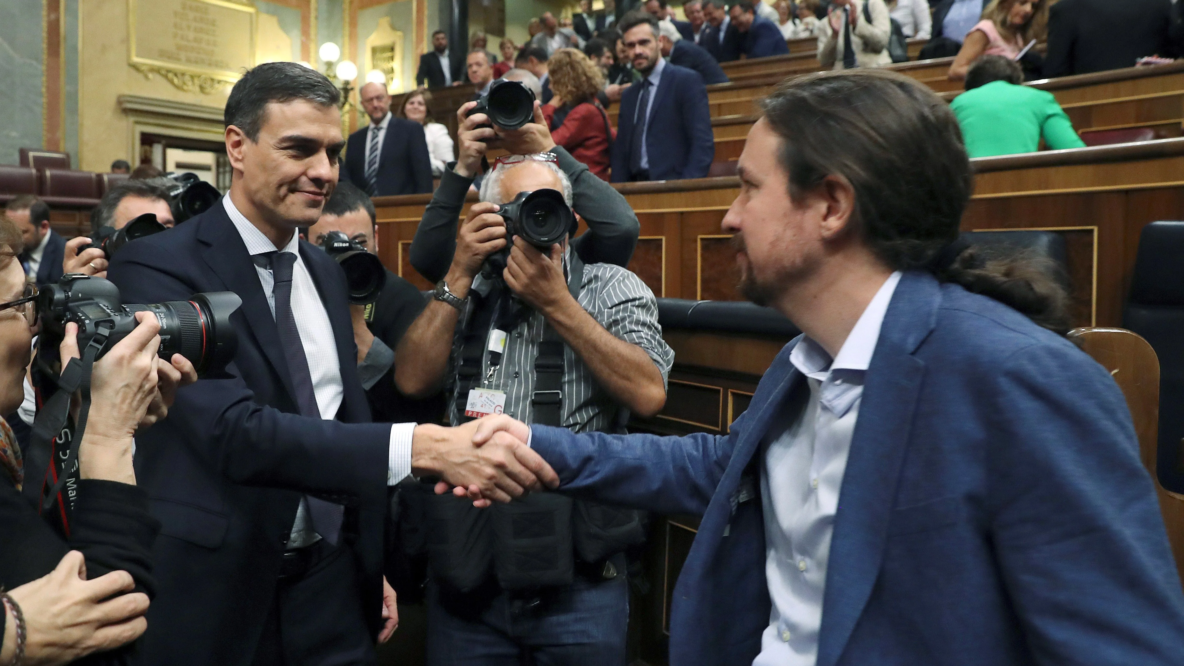 El líder del PSOE, Pedro Sánchez, y el secretario general de Podemos, Pablo Iglesias