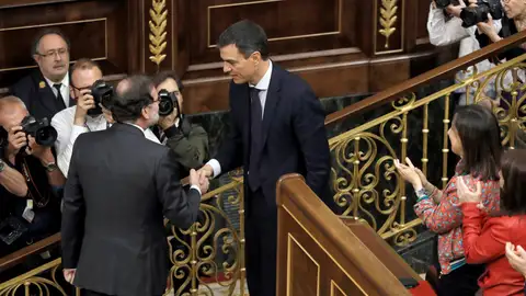 Mariano Rajoy saluda a Pedro Sánchez tras convertirse en presidente del Gobierno Mariano Rajoy saluda a Pedro Sánchez tras convertirse en presidente del Gobierno
