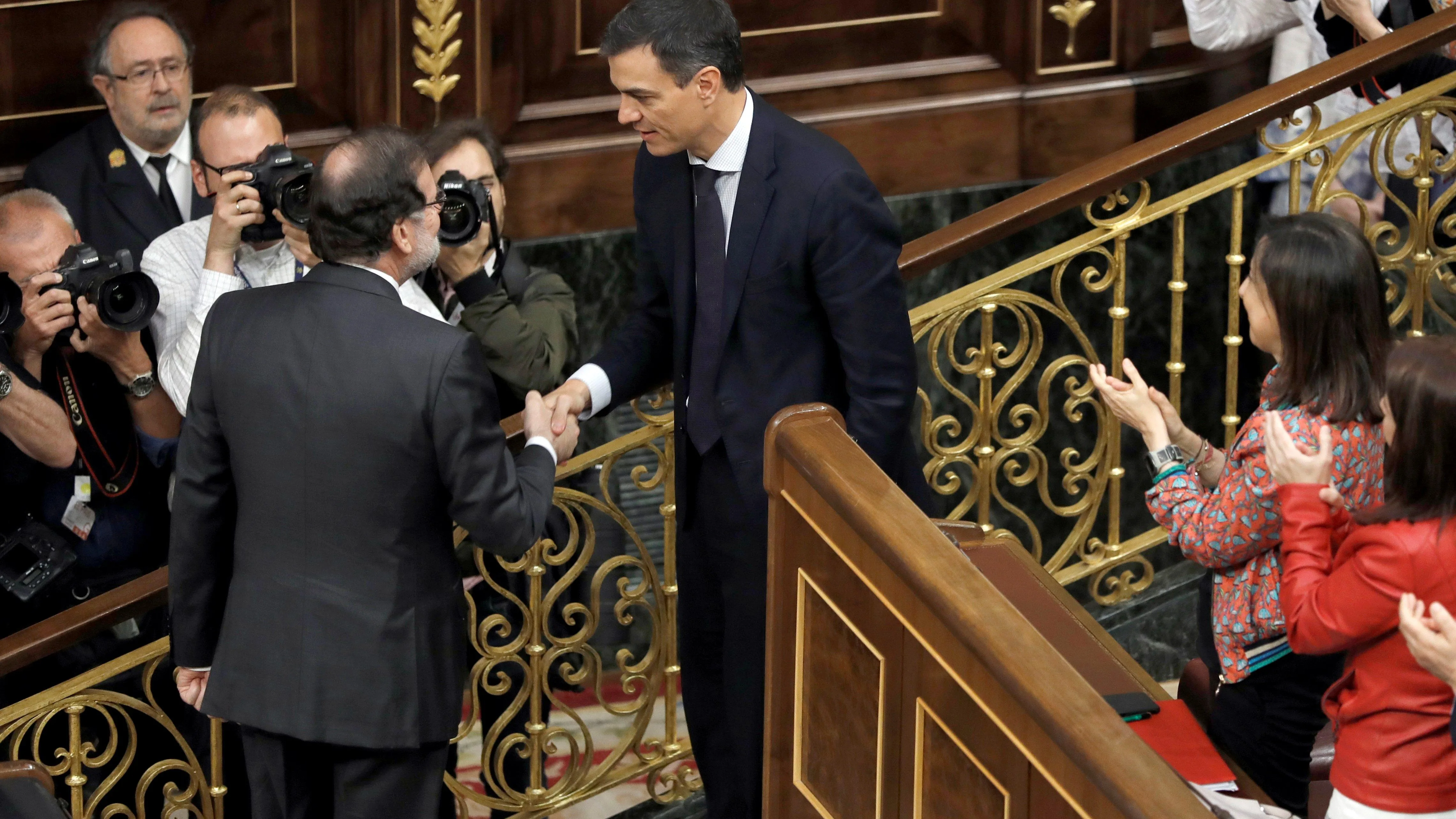 Mariano Rajoy saluda a Pedro Sánchez tras convertirse en presidente del Gobierno