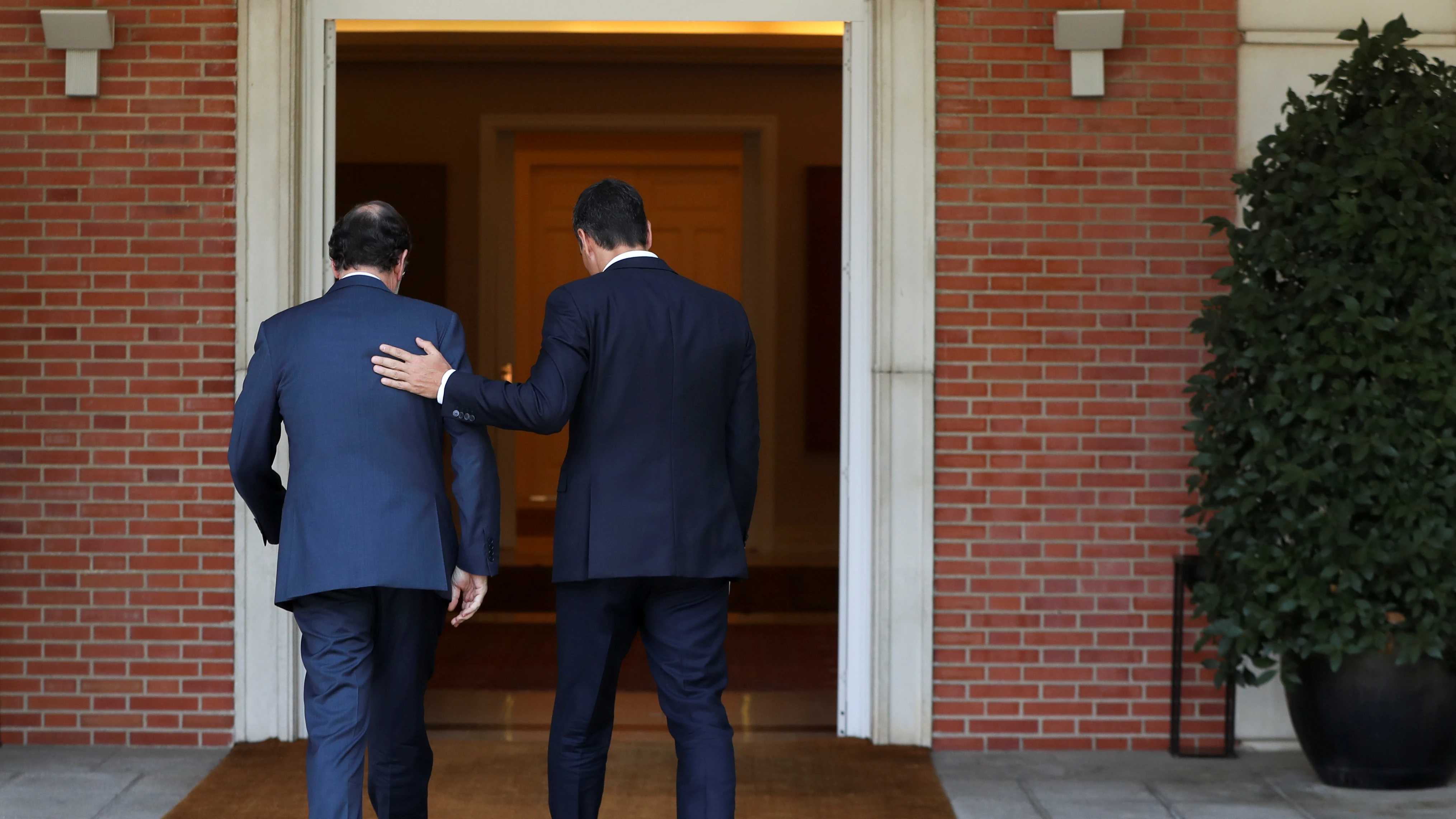 Mariano Rajoy y Pedro Sánchez en el Palacio de la Moncloa