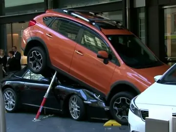 El aparcacoches de un hotel empotra un deportivo debajo de un todoterreno El aparcacoches de un hotel empotra un deportivo debajo de un todoterreno