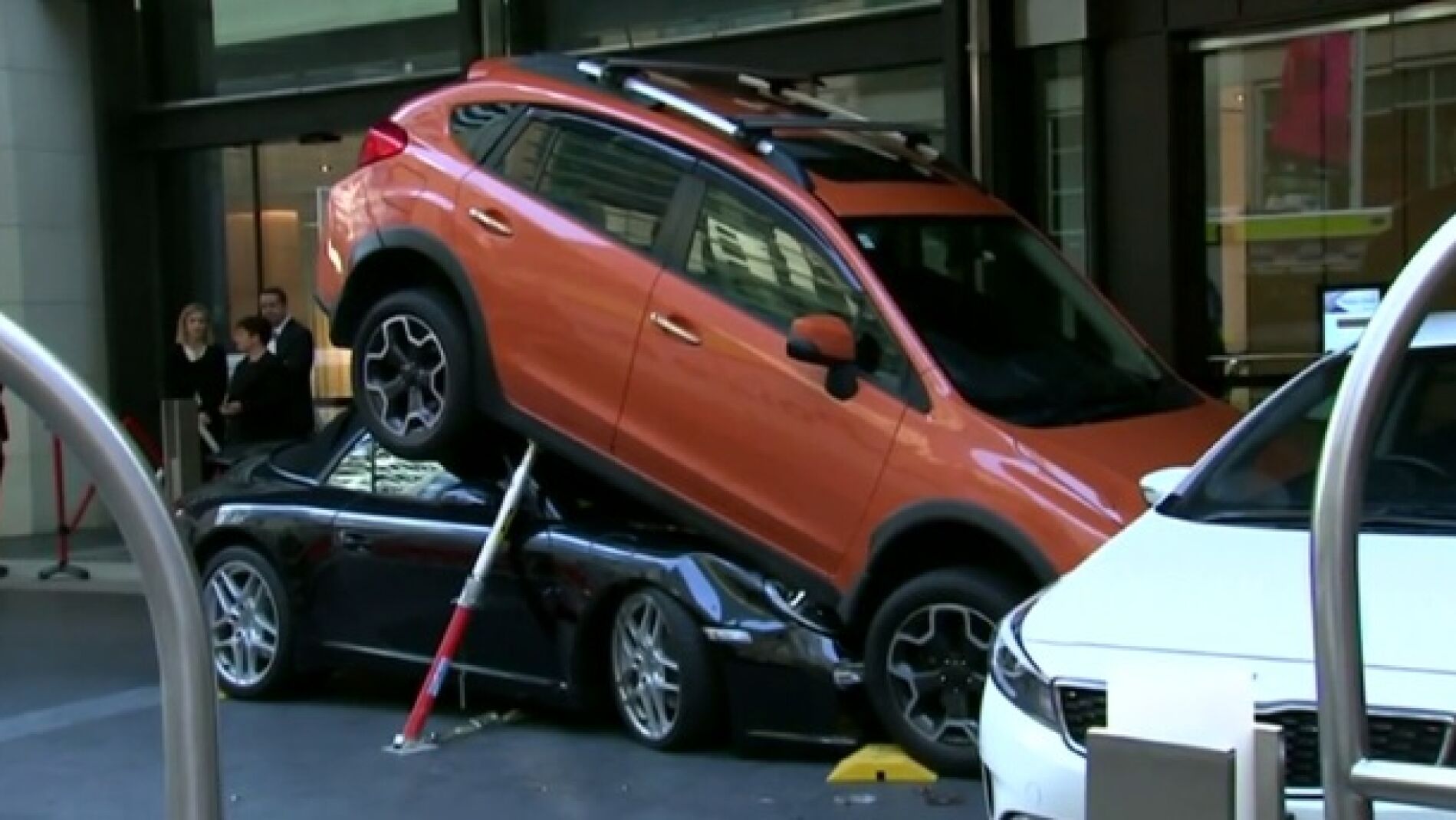 El aparcacoches de un hotel empotra un deportivo debajo de un todoterreno