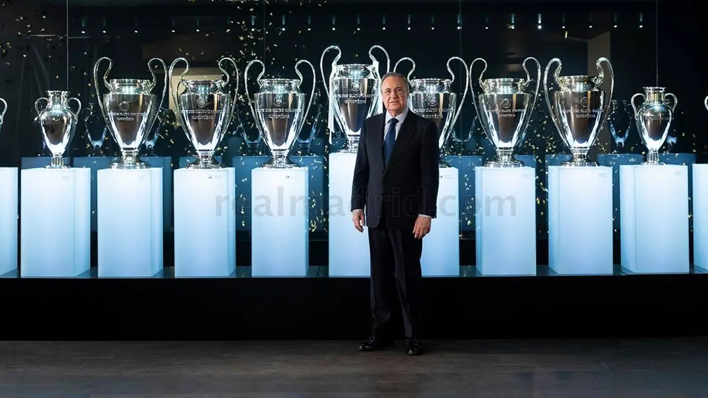 Florentino Pérez coloca la Decimotercera en la vitrina del Bernabéu Florentino Pérez coloca la Decimotercera en la vitrina del Bernabéu