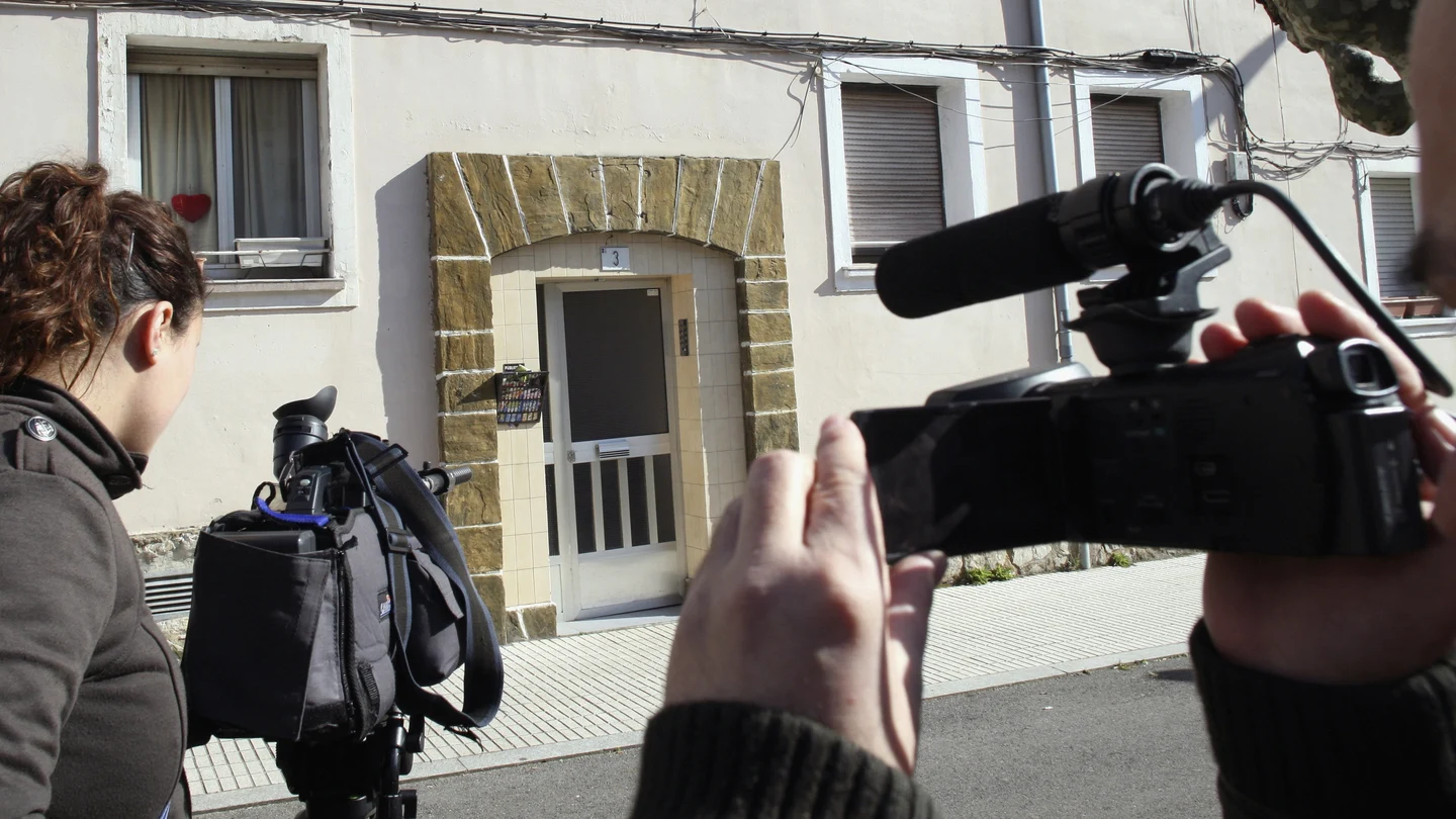 Imagen de archivo de varios periodistas a las puertas del edificio de Gijón donde el hombre declarado culpable asesinó a su pareja de 35 años Imagen de archivo de varios periodistas a las puertas del edificio de Gijón donde el hombre declarado culpable asesinó a su pareja de 35 años