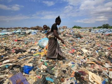 Imagen de archivo de una mujer que rebusca botellas de plástico en el basurero de Akouedo, en Abiyán, en Costa del Marfil Imagen de archivo de una mujer que rebusca botellas de plástico en el basurero de Akouedo, en Abiyán, en Costa del Marfil
