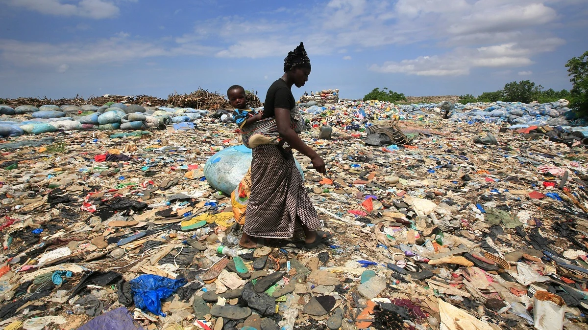 Imagen de archivo de una mujer que rebusca botellas de plástico en el basurero de Akouedo, en Abiyán, en Costa del Marfil