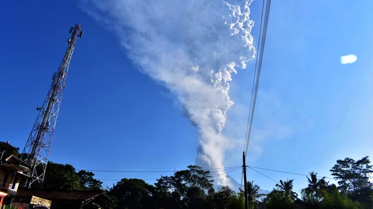 Imagen de archivo de una columna de humo y cenizas que emana del volcán Merapi en Indonesia Imagen de archivo de una columna de humo y cenizas que emana del volcán Merapi en Indonesia
