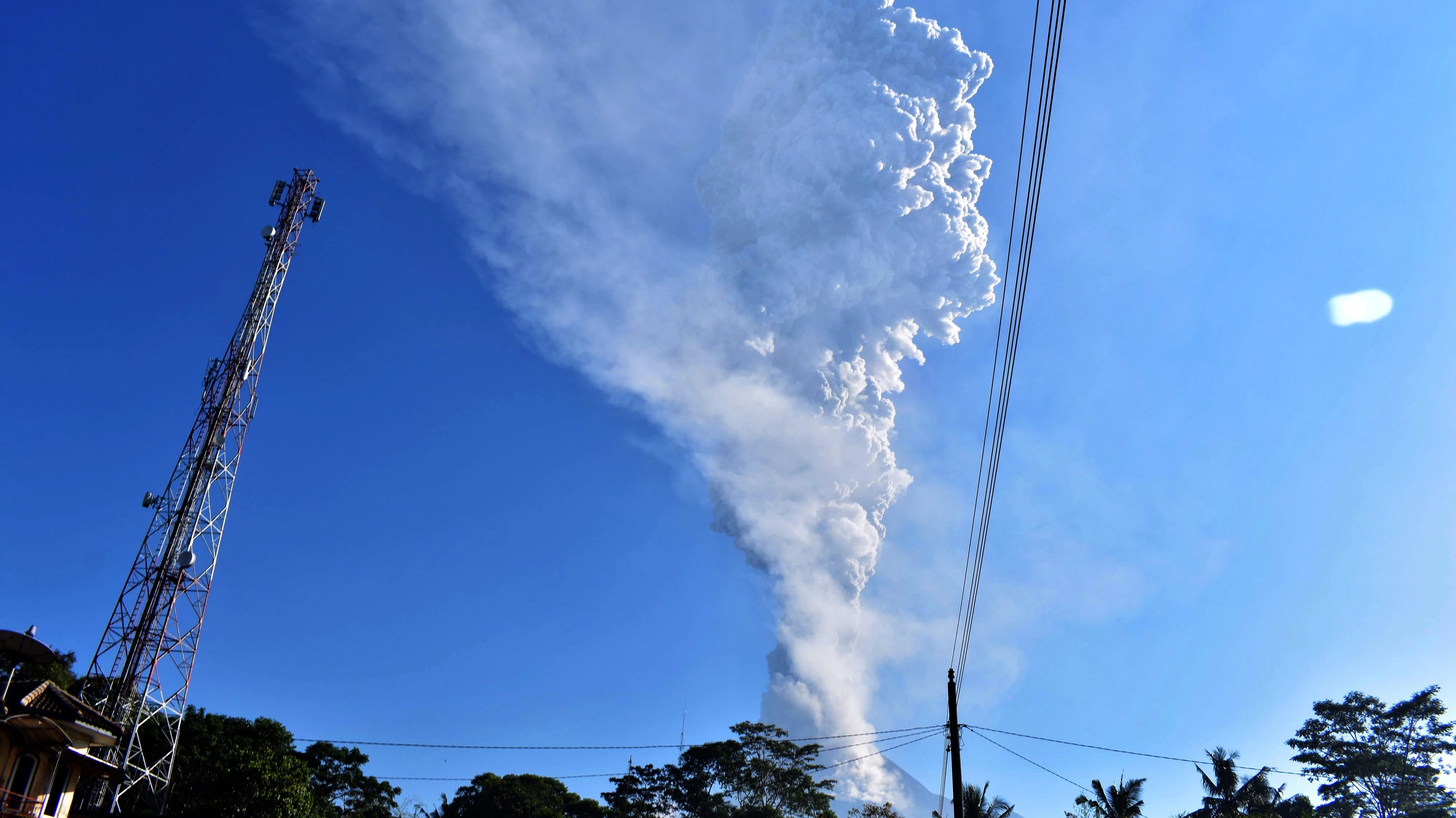 Imagen de archivo de una columna de humo y cenizas que emana del volcán Merapi en Indonesia