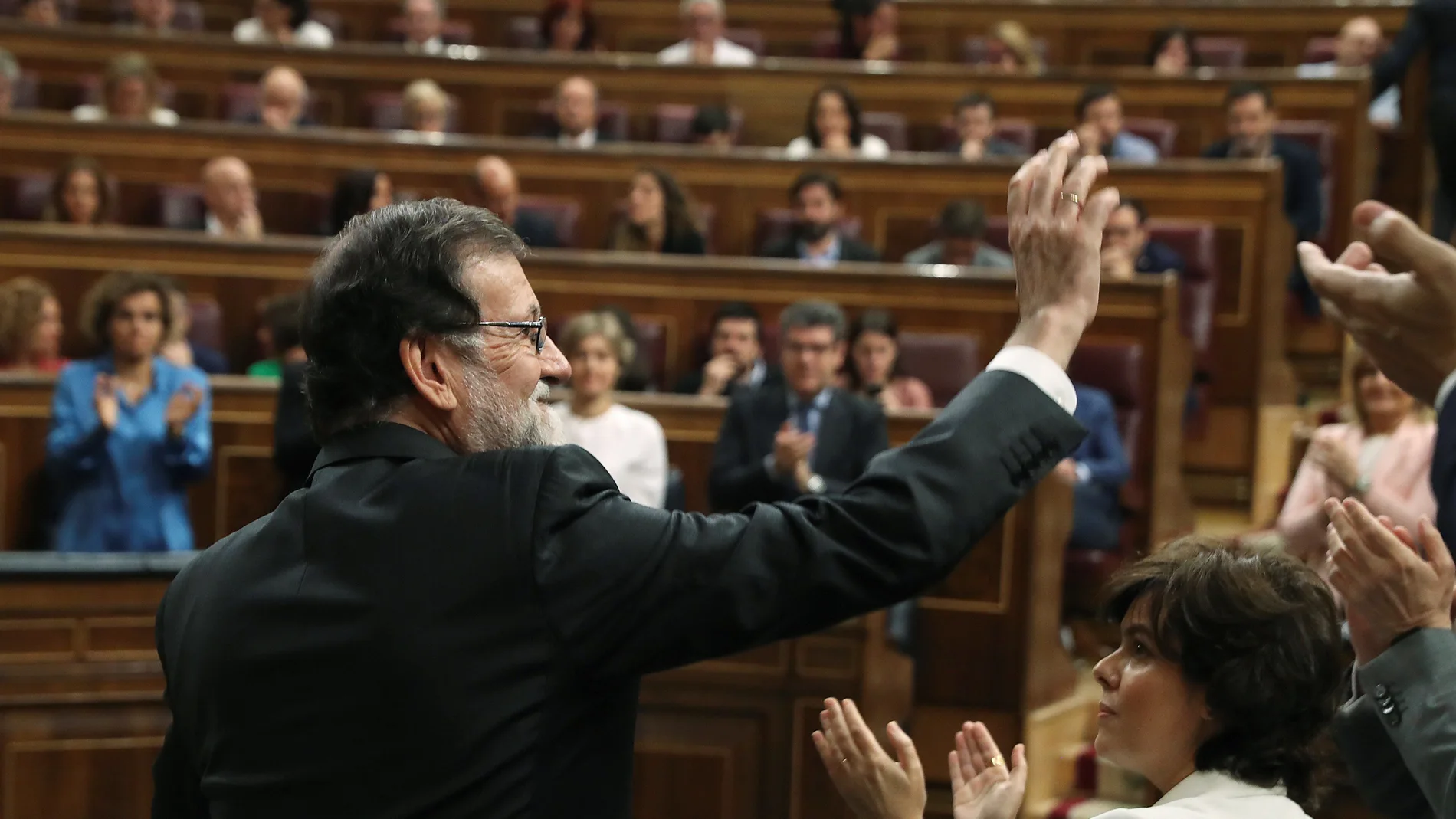 El presidente del gobierno Mariano Rajoy, saluda tras intervenir ante el pleno