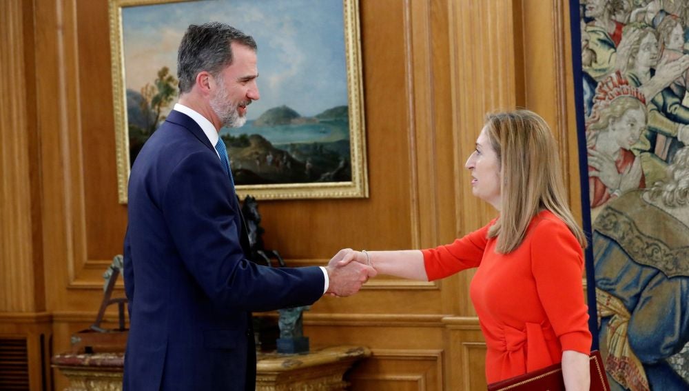 El rey Felipe recibe a la presidenta del Congreso, Ana Pastor