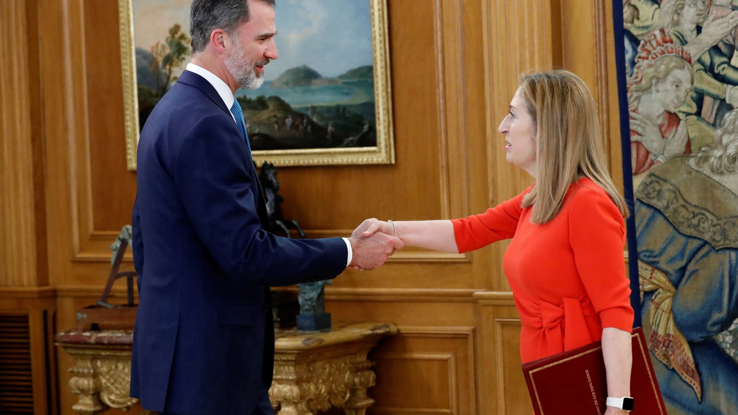 El rey Felipe recibe a la presidenta del Congreso, Ana Pastor