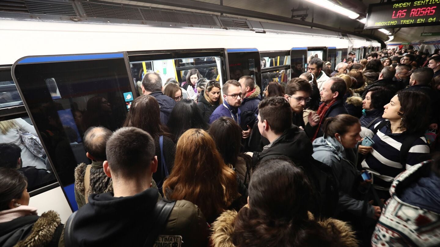 Vista del and&eacute;n de una estaci&oacute;n del metro, con gran aglomeraci&oacute;n de pasajeros debido a los paros 