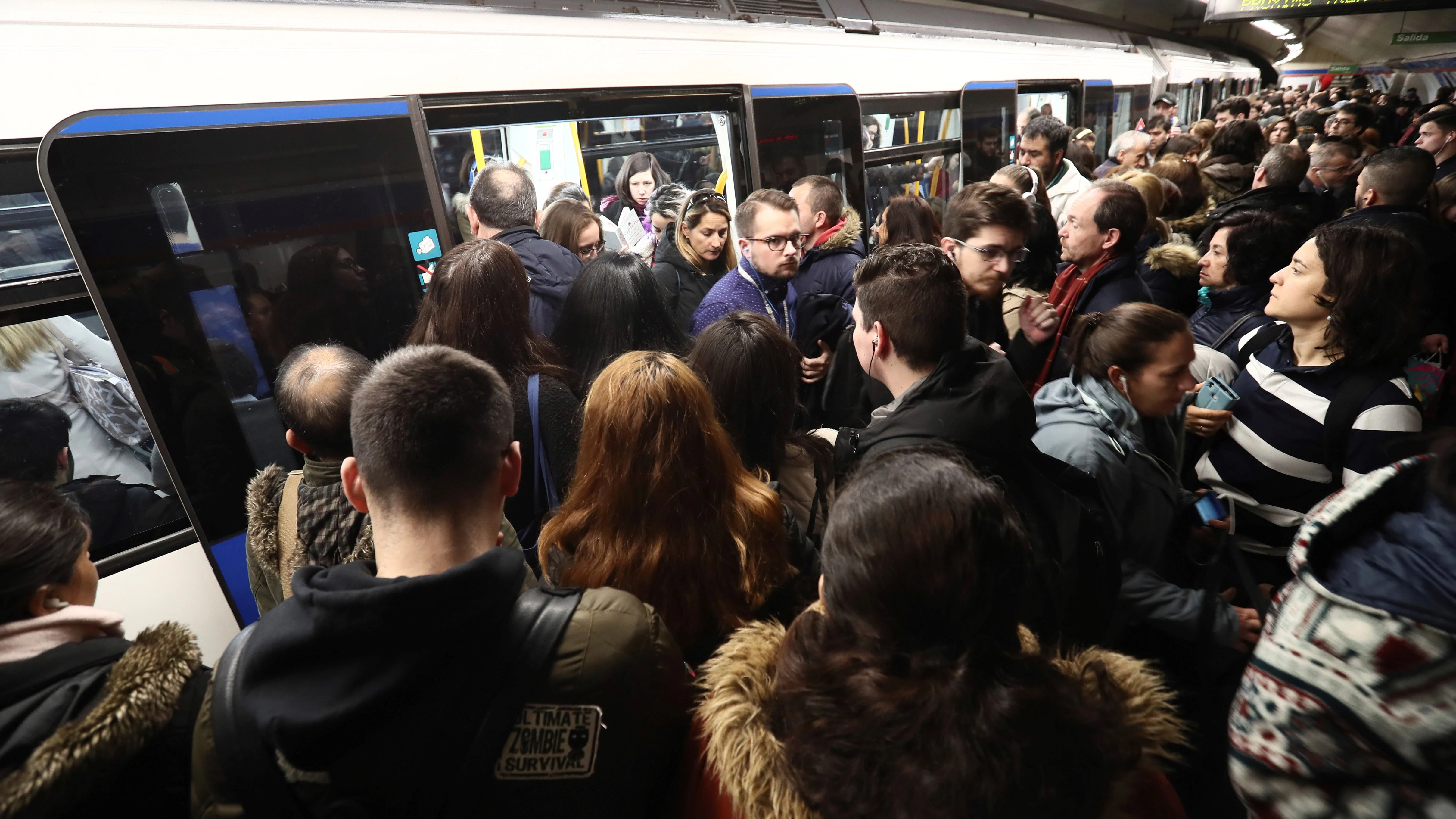 Vista del andén de una estación del metro, con gran aglomeración de pasajeros debido a los paros 