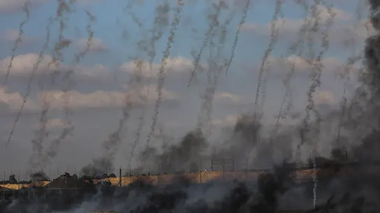 Soldados israelíes lanzan gases lacrimógenos a manifestantes palestinos Soldados israelíes lanzan gases lacrimógenos a manifestantes palestinos