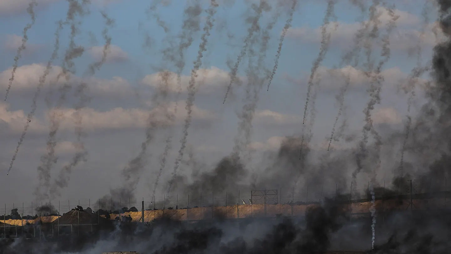 Soldados israelíes lanzan gases lacrimógenos a manifestantes palestinos Soldados israelíes lanzan gases lacrimógenos a manifestantes palestinos